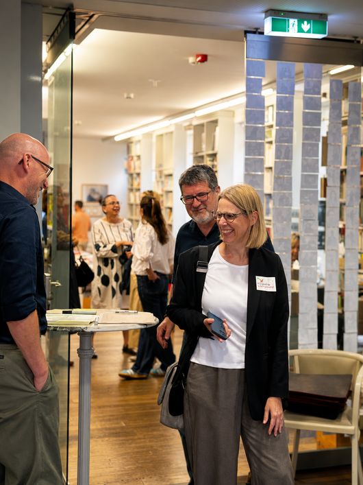Gäste beim Ankommen und Networking im Heine Haus Düsseldorf