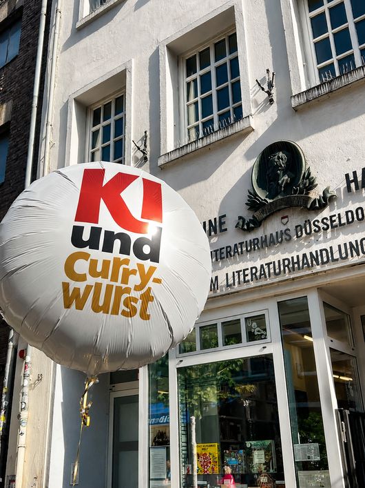 KI-und-Currywurst-Ballon vor dem Heine Haus Düsseldorf