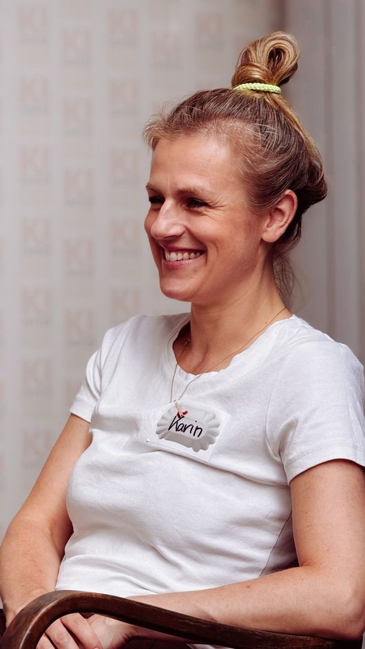 Karin Geisendörfer, Speakerin Folge 01, lächelnd im Portrait