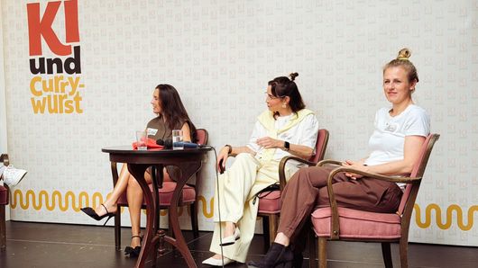Die drei Speakerinnen Mihaela Nompleggio, Franziska Eickhoff und Karin Geisendörfer auf der Bühne